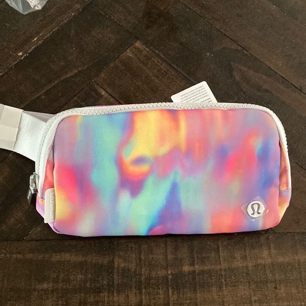 NWT Lululemon Everywhere belt bag - Prism Wash Print Multi/Vapor